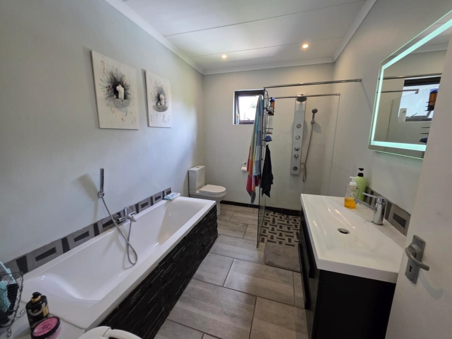 6 Bedroom Property for Sale in Heuwelsig Free State